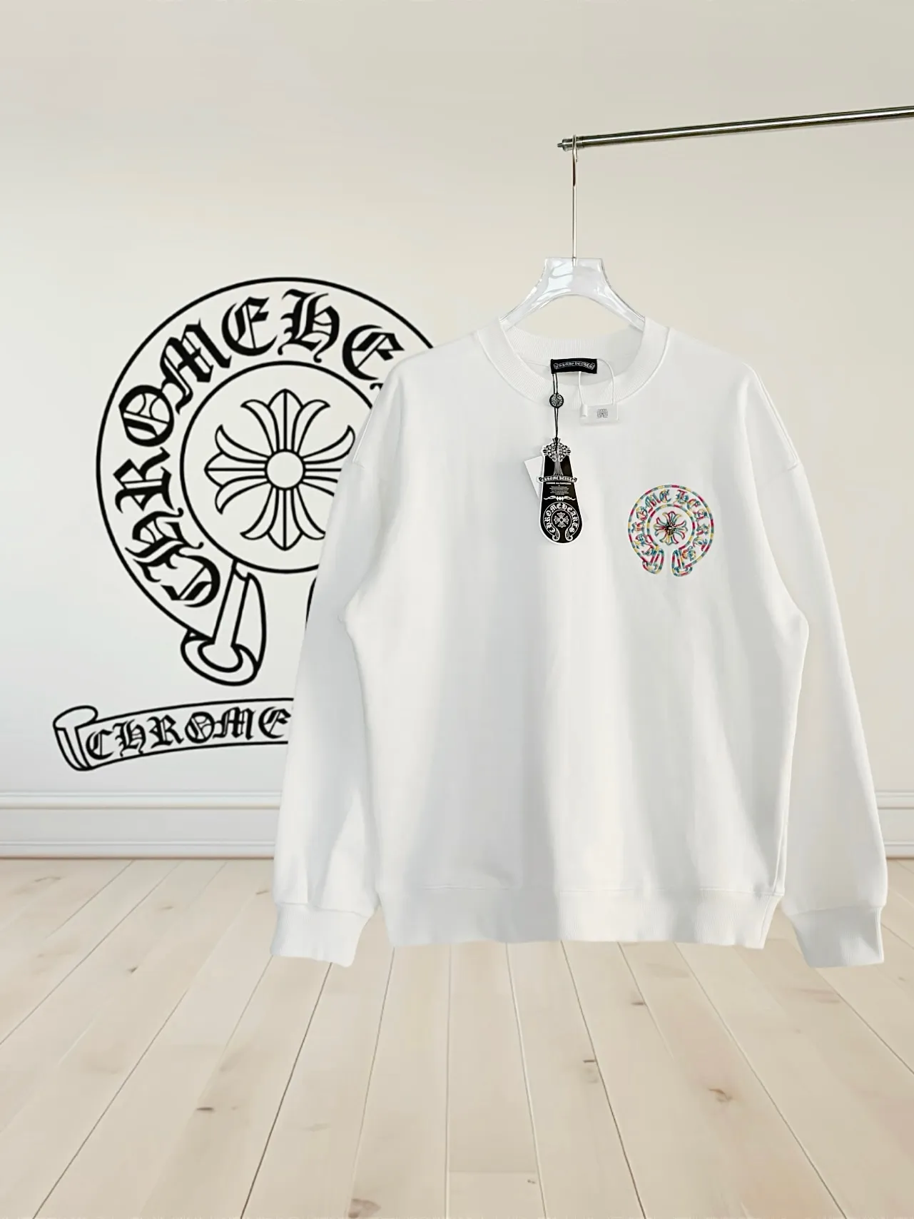 P250 [High Quality] Chrome Hearts Embroidery🪡Cross + Horseshoe‼ ️Round neck sweatshirt *Customized 420g terry cotton fabric, the fabric is soft, skin-friendly and comfortable *Embroidery process: front cross + rivet embroidery *A very simple and elegant classic continuation. It is unparalleled in terms of upper body comfort, interpreting your luxury and taste, and creating your fashion style and charm. Three complete standards. Same style for men and women. 𝐂𝐎𝐋𝐎𝐔𝐑: Black/White 𝐒𝐈𝐙𝐄: S-XL